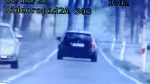 Dwukrotnie przekroczył dozwoloną prędkość. Okazało się, że miał już odebrane prawo jazdy