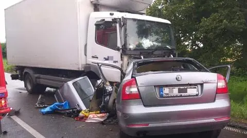 Nagle skręcił w lewo, wjechał wprost pod ciężarówkę. Zginęły dwie osoby