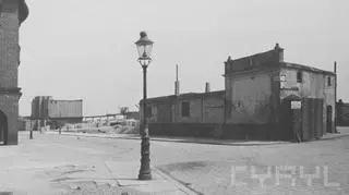 Port rzeczny od strony ul. Szyperskiej, z lewej niewielki fragment szkoły podstawowej przy ul. Garbary (1948 r.)