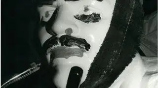 Umazany Lenin w czapce i szaliku