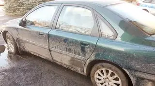 Auto, którym uciekali ukryli w lesie