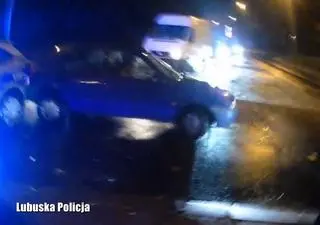 Kierowca potrącił policjantów i odjechał