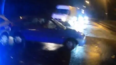 "Wybiliśmy mu szybę, wrzucił wsteczny, przejechał mi i koledze po nodze". Nagranie z policyjnej kamery