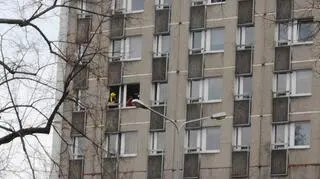 Studenci w oknie akademika