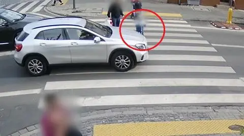 Auto o centymetry minęło dziecko na hulajnodze. Niebezpieczna sytuacja na przejściu dla pieszych