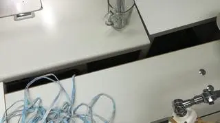 Każda maseczka ma sznurki do związania