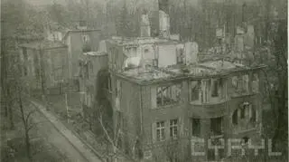 Zniszczone w czasie walk o Poznań wille na narożniku ulic Wieniawskiego i Noskowskiego