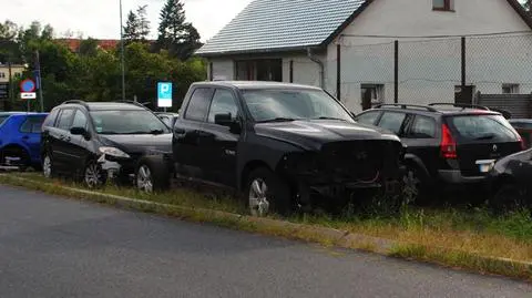 Po włamaniu ucięli sobie drzemkę. Spali w skradzionym wcześniej aucie