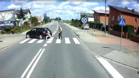 Cofała i omal nie potrąciła pieszych na przejściu