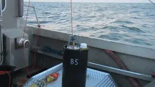 Rejestrator akustyczny na pokładzie statku przed zanurzeniem w wodzie