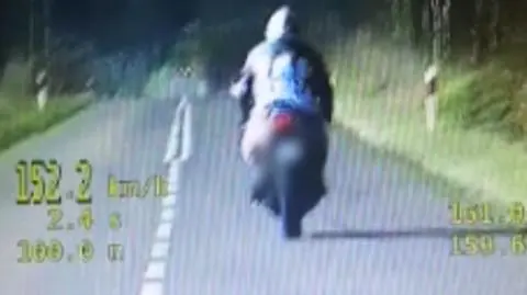 Szaleńcza ucieczka motocyklisty skończyła się na przedniej szybie radiowozu