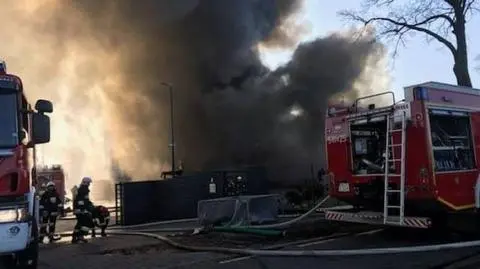 Kilkanaście zastępów straży pożarnej walczy z pożarem w Mikstacie