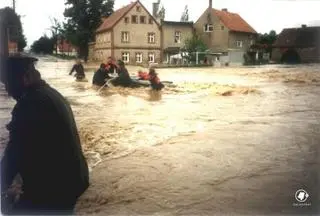 Zamiast samochodów, ulicami pływały pontony