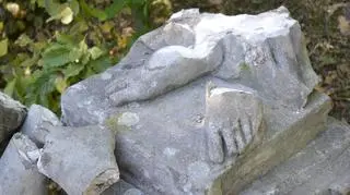 Po rzeźbie został tylko cokół