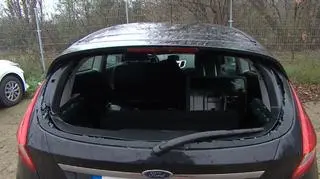 W autach powybijane są szyby