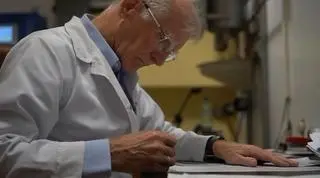 Prof. Jan Chmura analizuje dane