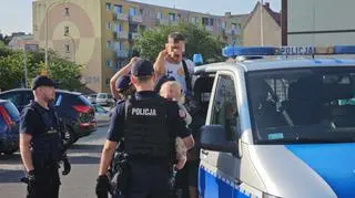 Mężczyzna odmawiał wejścia do radiowozu