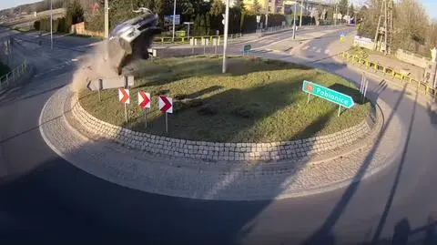 Kierowca przeleciał nad rondem