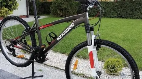 Spod szkoły skradziono rower. Policja szuka mężczyzny z nagrania