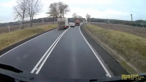 Zakręt, podwójna ciągła linia, a oni wyprzedzają. "Efekt głupoty, brawury i pośpiechu"