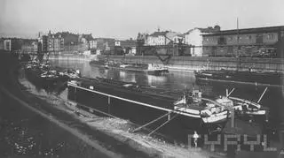 Port rzeczny na lewym brzegu Warty, widok w stronę mostu Chwaliszewskiego (1939 r.)