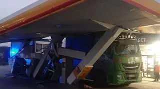 Kierowca ciężarówki  nie zmieścił się na stacji paliw 