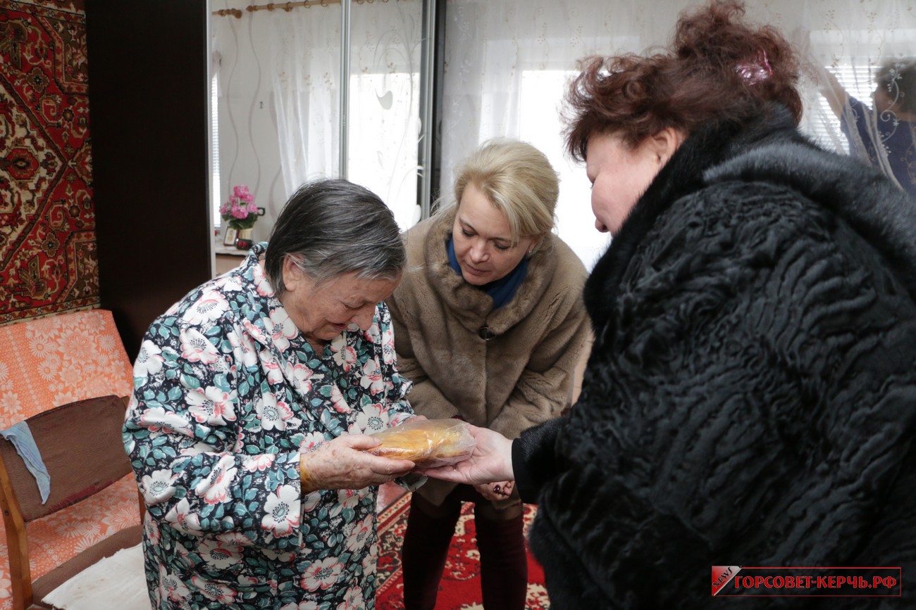 Urzędniczki nie zdjęły futer, bo "się śpieszyły"
