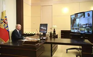 W czasie pandemii Putin przeprowadza narady z urzędnikami w formie wideokonferencji 