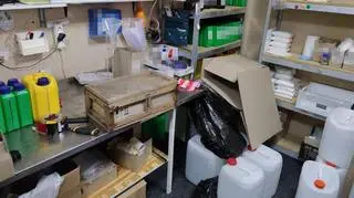 Produkcja amfetaminy i katynonu w garażu wynajmowanego domu 
