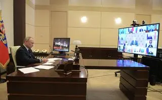 Prezydent Władimir Putin omawia sytuację epidemiologiczną w kraju z urzędnikami w formie wideokonferencji 