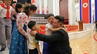 Kim Dzong Un mówił do członków rodzin poległych żołnierzy, że "nie wie, jak może wyrazić żal i przeprosiny".