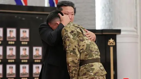 Kim Dzong Un składa hołd żołnierzom, którzy zginęli walcząc po stronie Rosji w wojnie z Ukrainą