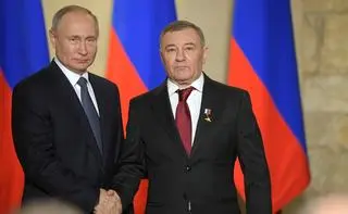 Władimir Putin i Arkadij Rotenberg w czasie uroczystości wręczenia nagród państwowych. Zdjęcie z 18 marca 2020 roku