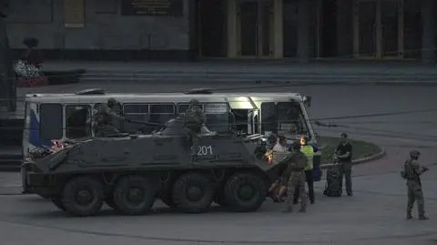 Autobus, strzały, telefon prezydenta i film z Joaquinem Phoenixem. 12 godzin dramatu zakładników