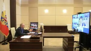 Władimir Putin kontaktuje się z urzędnikami w formie wideokonferencji 