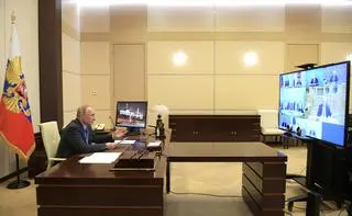 W czasie pandemii prezydent Władimir Putin kontaktuje się z urzędnikami w formie wideokonferencji 