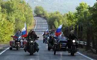 Premier Rosji Władimir Putin przemierza drogi Krymu w asyście motocyklistów. Zdjęcie z czerwca 2019 roku
