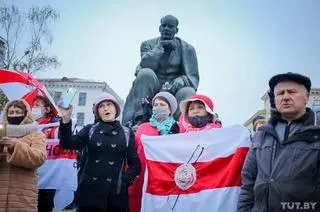 Emeryci zebrali się na placu Jakuba Kołasa 