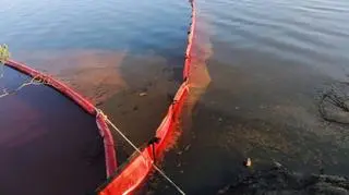 Zapora na zanieczyszczonej rzece 