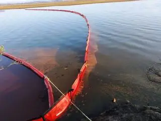 Zapora na zanieczyszczonej rzece 