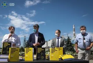 Prezentacja zbioru "Czarnobylskie akta KGB" w strefie skażonej w pobliżu elektrowni 