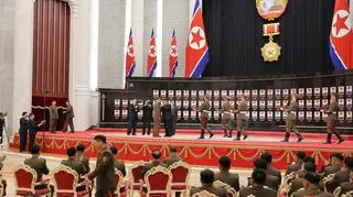Kim Dzong Un spotkał się w czwartek w Pjongjangu z dowódcami jednostki po ich powrocie z obwodu kurskiego.