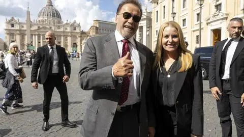 Arnold Schwarzenegger ze swoją partnerką w Watykanie  