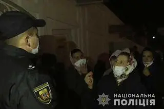 Policja próbuje powstrzymać wiernych przed wejściem do Ławry