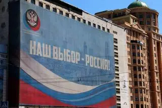 "Nasz wybór - Rosja": głosi plakat na jednym z bloków w Doniecku 