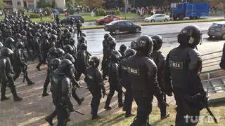 Oddział specjalny milicji OMON w czasie protestu w Mińsku 