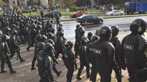 Oddział specjalny milicji OMON na ulicach Mińska 
