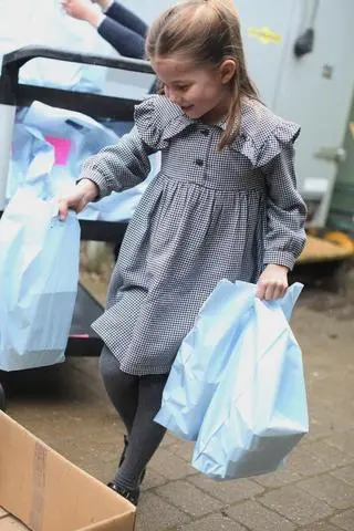 Księżniczka Charlotte pomaga rodzicom 