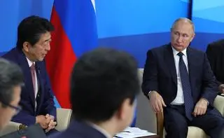 Były premier Japonii Shinzo Abe (na zdjęciu z lewej) wielokrotne rozmawiał z Władimirem Putinem o zwrocie Wysp Kurylskich. Zdjęcie archiwalne 