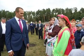 Michaił Ignatiew uczestniczy w regionalnym festiwalu piosenki i pracy Akatuj. Zdjęcie archiwalne  